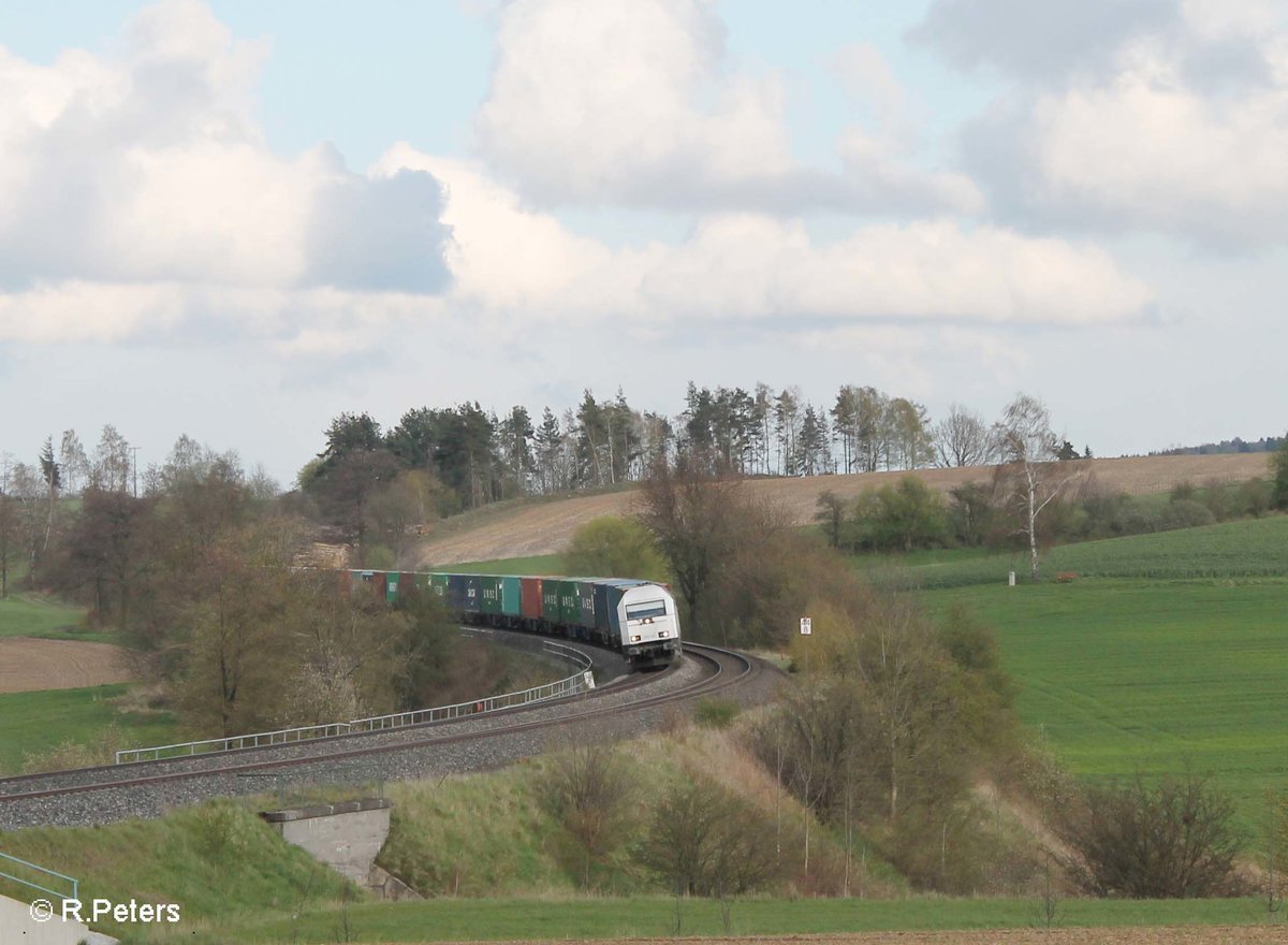 223 143 zieht bei Lengenfeld den Wiesau Containerzug nach Hamburg durch die Kurve. 25.04.16