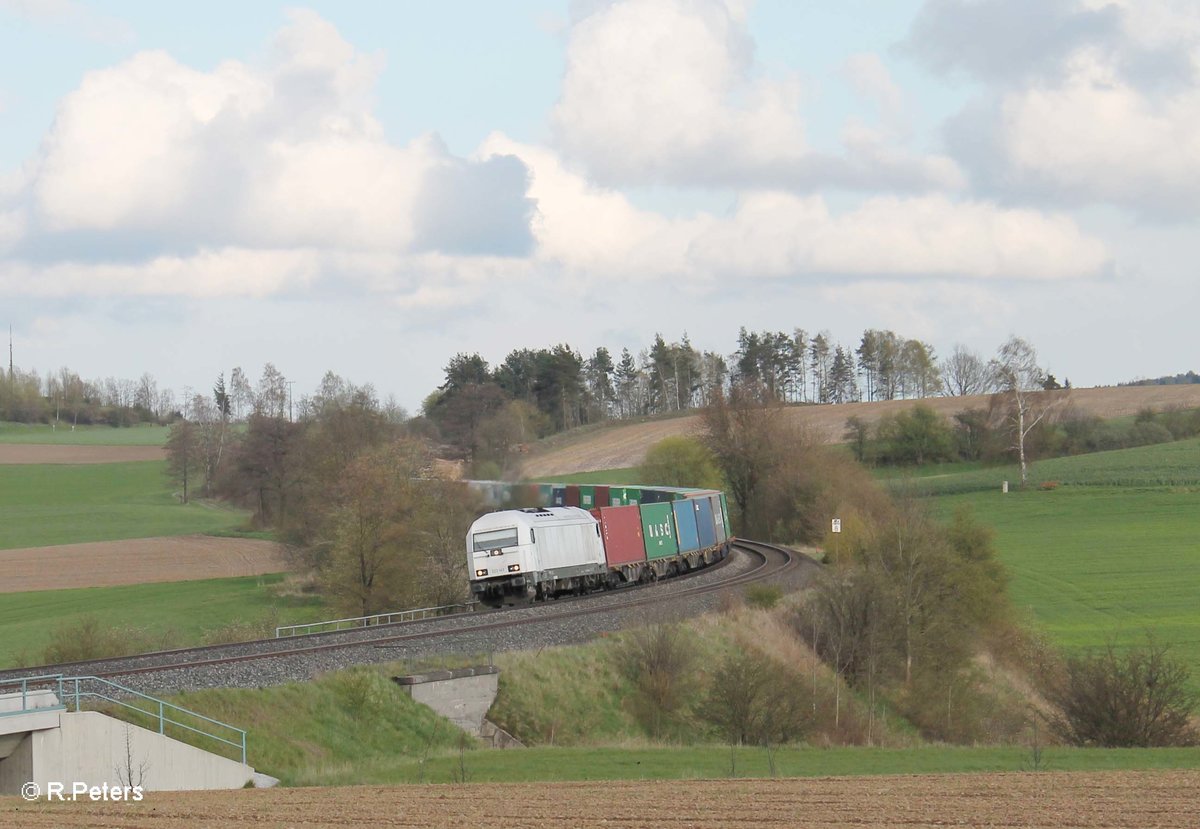 223 143 zieht bei Lengenfeld den Wiesau Containerzug nach Hamburg durch die Kurve. 25.04.16