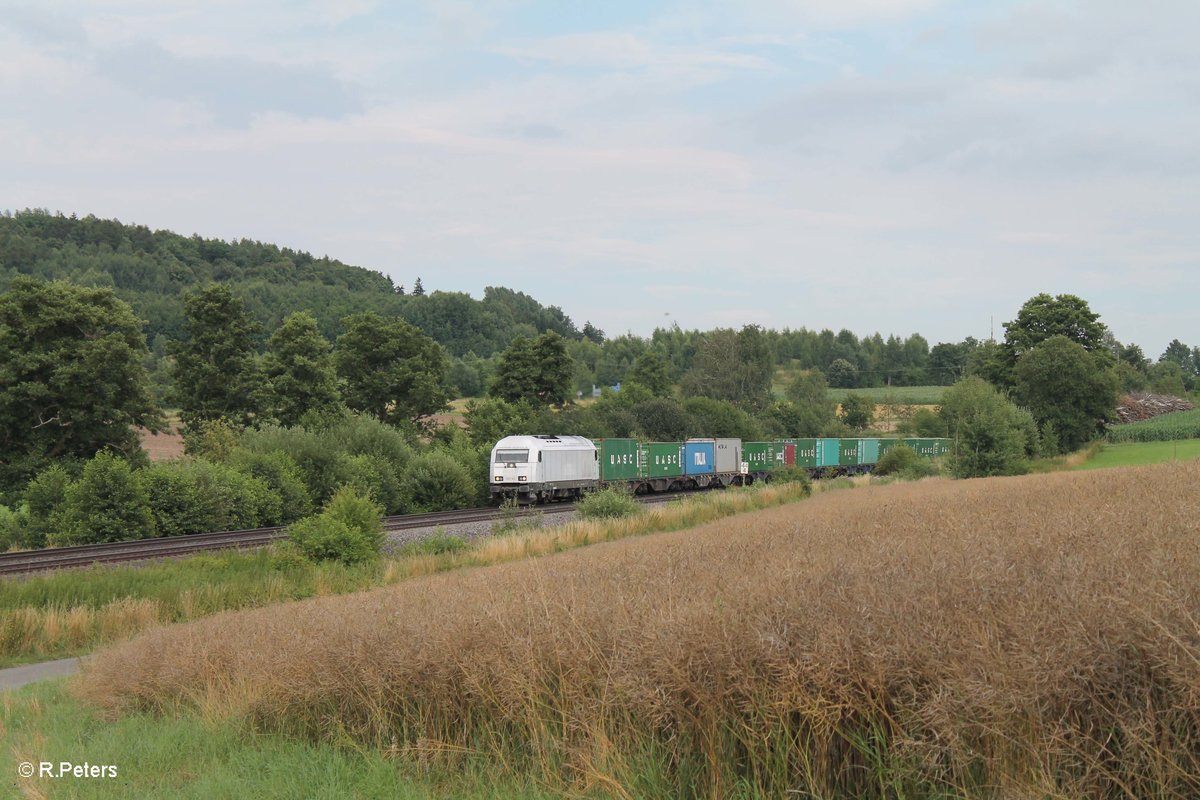 223 143 zieht bei Lengenfeld den Wiesau Containerzug nach Hof. 29.07.16