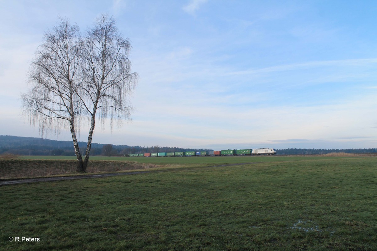 223 143 zieht bei Oberteich den Containerzug Hamburg - Wiesau. 07.02.16