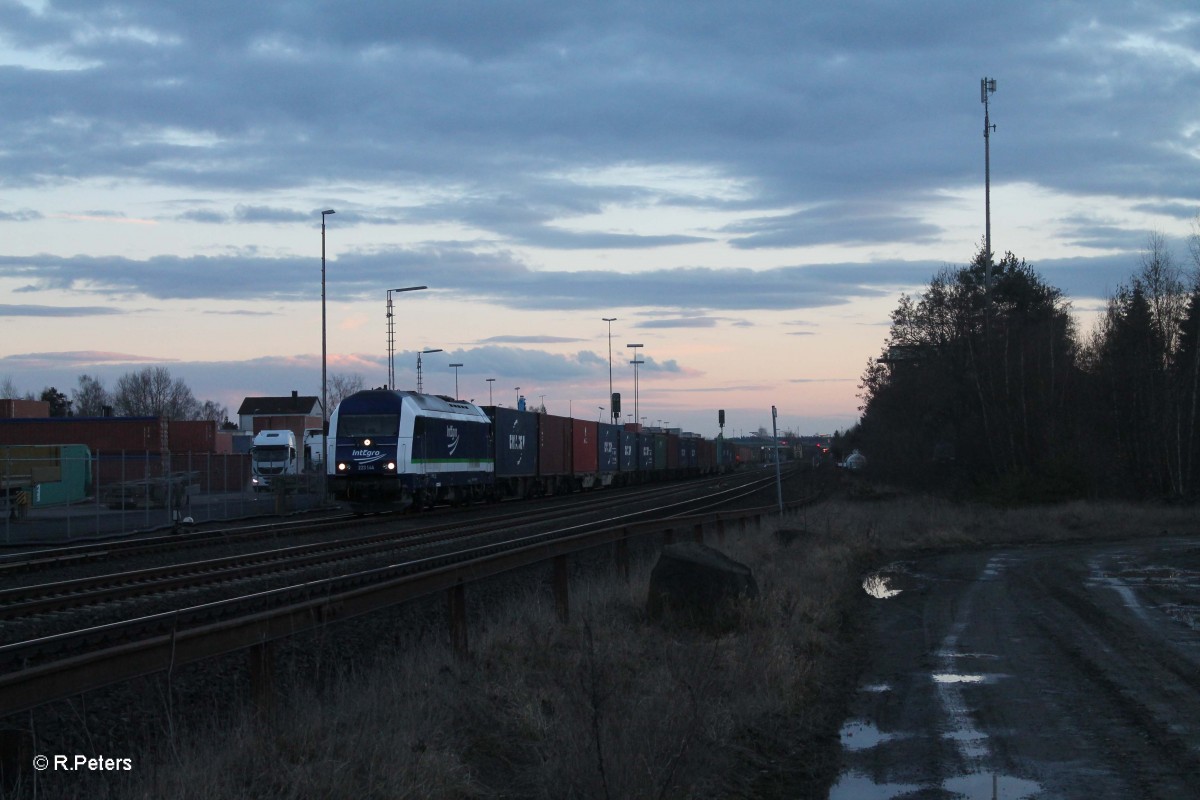 223 144 mit dem 1. Containerzug in Wiesau bereit zur Abfahrt nach Hof. 22.02.14