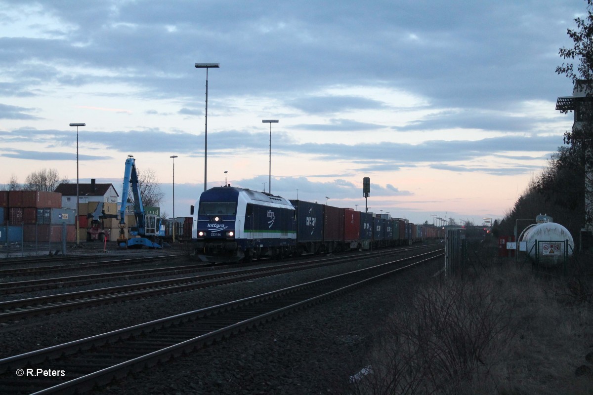 223 144 mit dem 1. Containerzug in Wiesau bereit zur Abfahrt nach Hof. 22.02.14