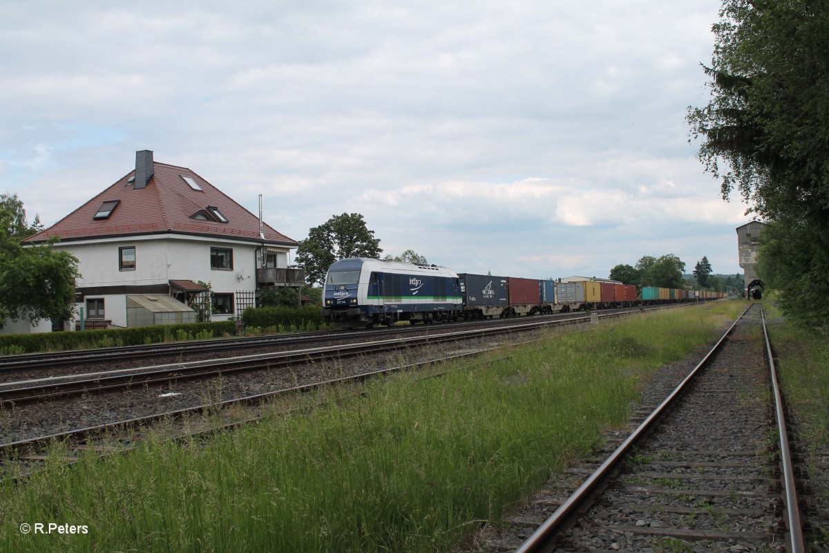 223 144 mit dem Wiesau Containerzug nach Hamburg in Pechbrunn. 16.06.15