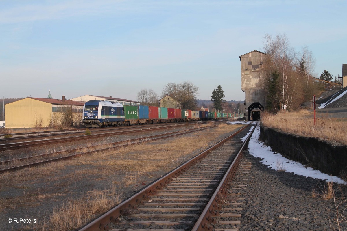 223 152 mit dem Containerzug Wiesau - Hamburg in Pechbrunn. 07.03.15