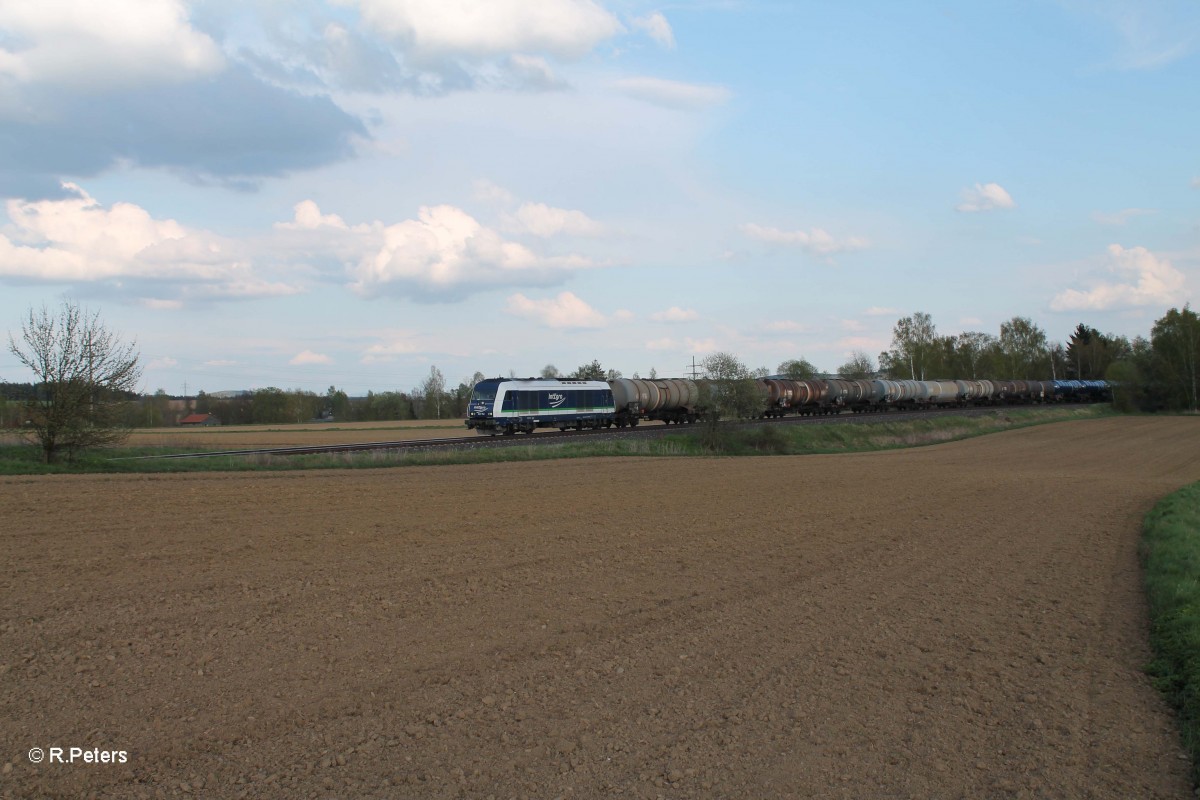 223 152 mit dem Kesselzug Marktredwitz - Stendal bei Unterthölau. 22.04.14