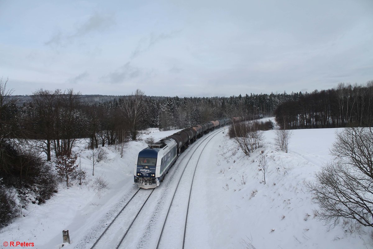 223 152 mit einem Kesselzug zum Hauer nach Weiden West bei Oberteich. 27.01.21