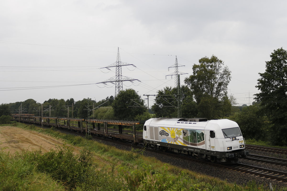 223 155 von  PCT-Altmann  mit einem leeren Autozug am 17. August 2017 bei Langwedel.