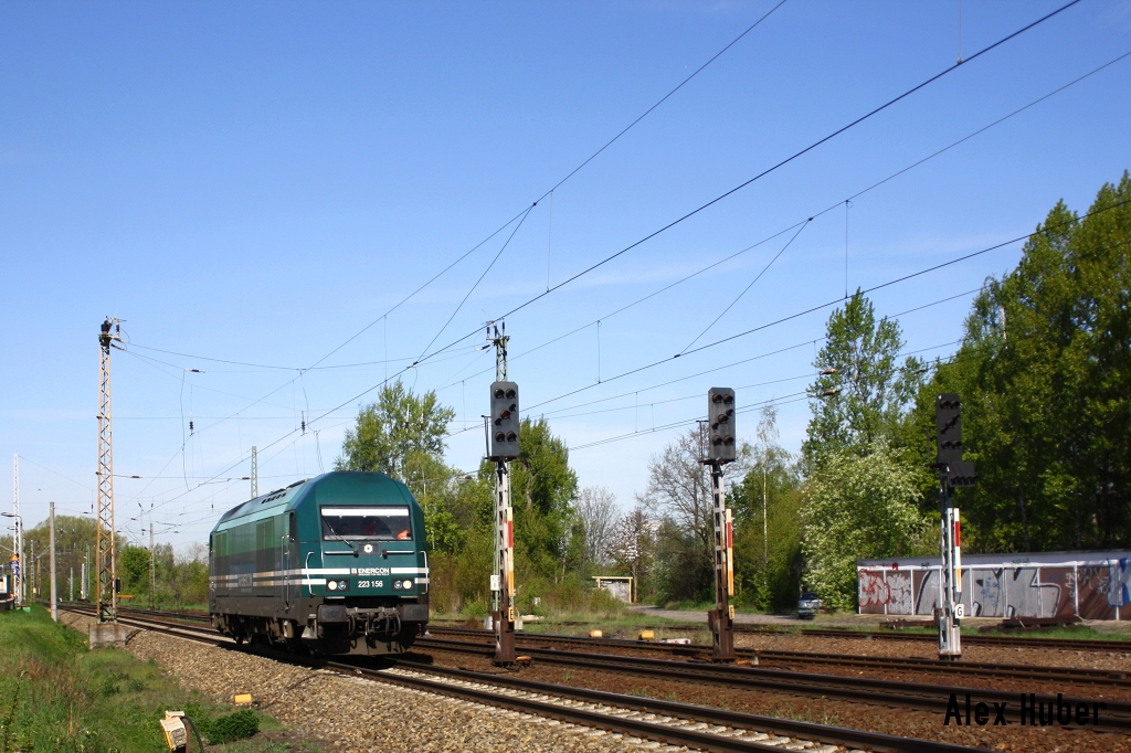 223 156 ENERCON brummt durch den Bahnhof Leipzig-Thekla ri Sch�nefeld.