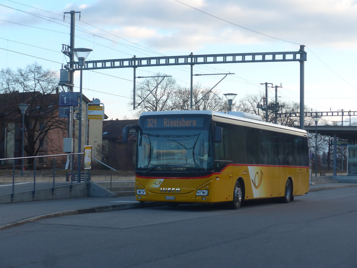 (223'123) - Engeloch, Riggisberg - Nr. 3/BE 447'406 - Iveco am 26. Dezember 2020 beim Bahnhof Toffen