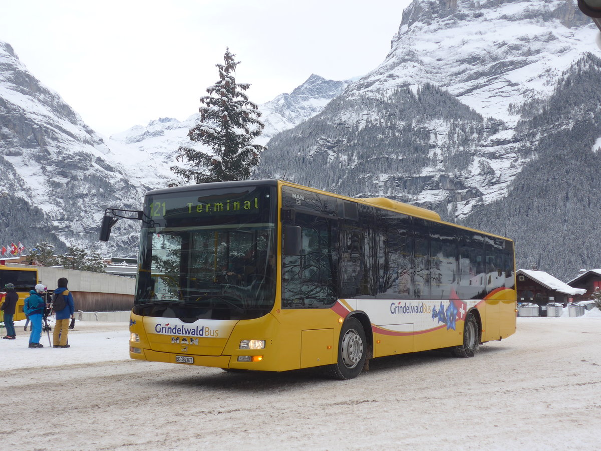 (223'157) - Grindelwaldbus, Grindelwald - Nr. 18/BE 382'871 - MAN/Gppel am 27. Dezember 2020 beim Bahnhof Grindelwald