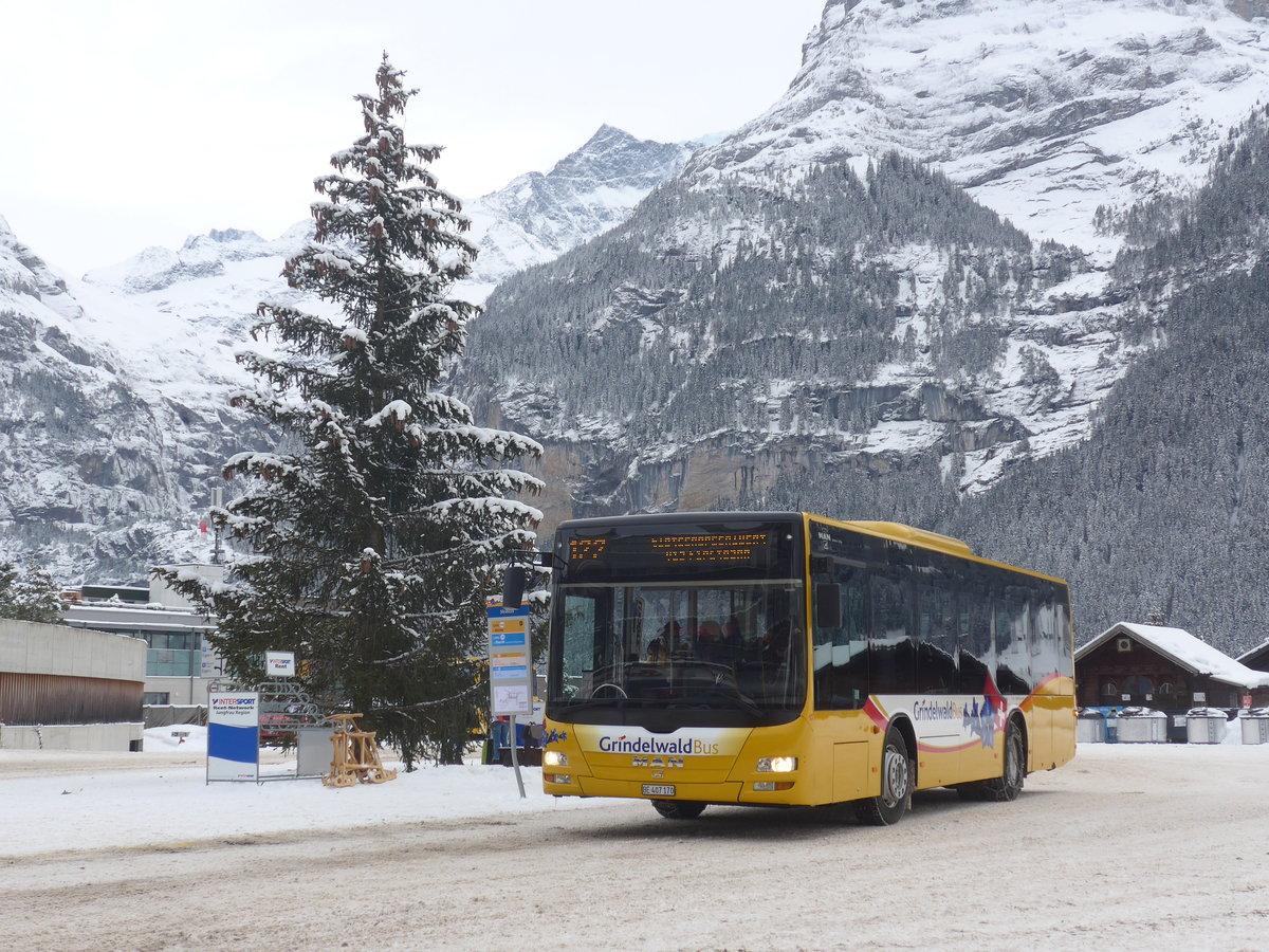 (223'161) - Grindelwaldbus, Grindelwald - Nr. 13/BE 407'170 - MAN/Gppel am 27. Dezember 2020 beim Bahnhof Grindelwald