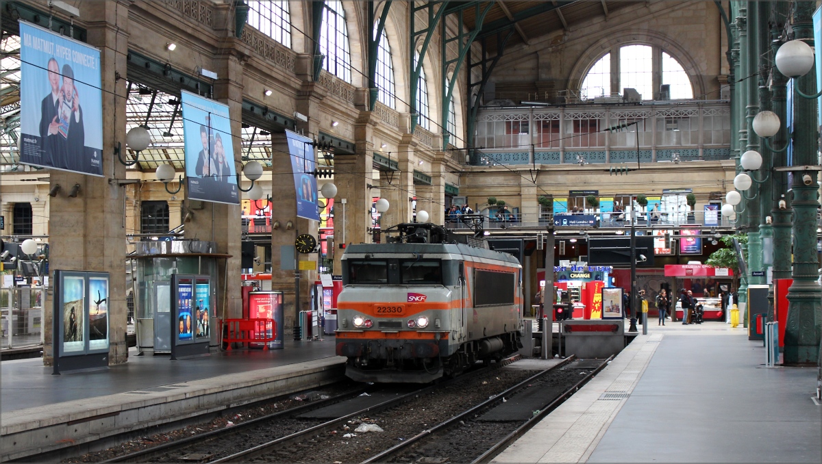 22330 am 17.04.2016 abfahrbereit in Paris Nord