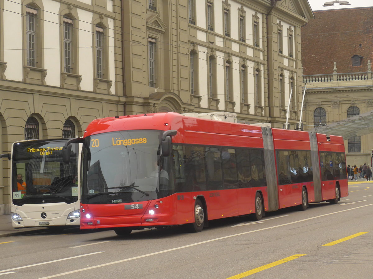 (223'394) - Bernmobil, Bern - Nr. 54 - Hess/Hess Doppelgelenktrolleybus am 6. Februar 2021 beim Bahnhof Bern