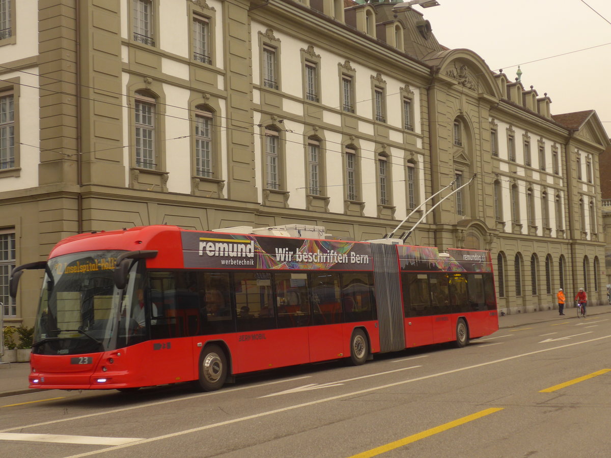(223'395) - Bernmobil, Bern - Nr. 23 - Hess/Hess Gelenktrolleybus am 6. Februar 2021 beim Bahnhof Bern