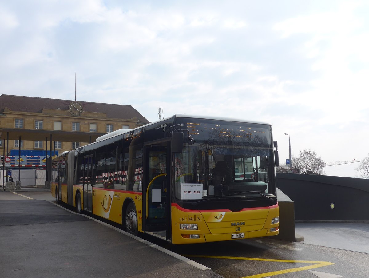 (224'008) - PostAuto Bern - Nr. 662/NE 165'363 - MAN (ex BE 510'549) am 7. Mrz 2021 beim Bahnhof Neuchtel