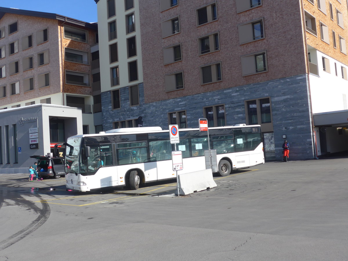 (224'545) - Andermatt-Urserntal Tourismus, Andermatt - UR 9370 - Mercedes am 28. Mrz 2021 in Andermatt, Bahnhofplatz 