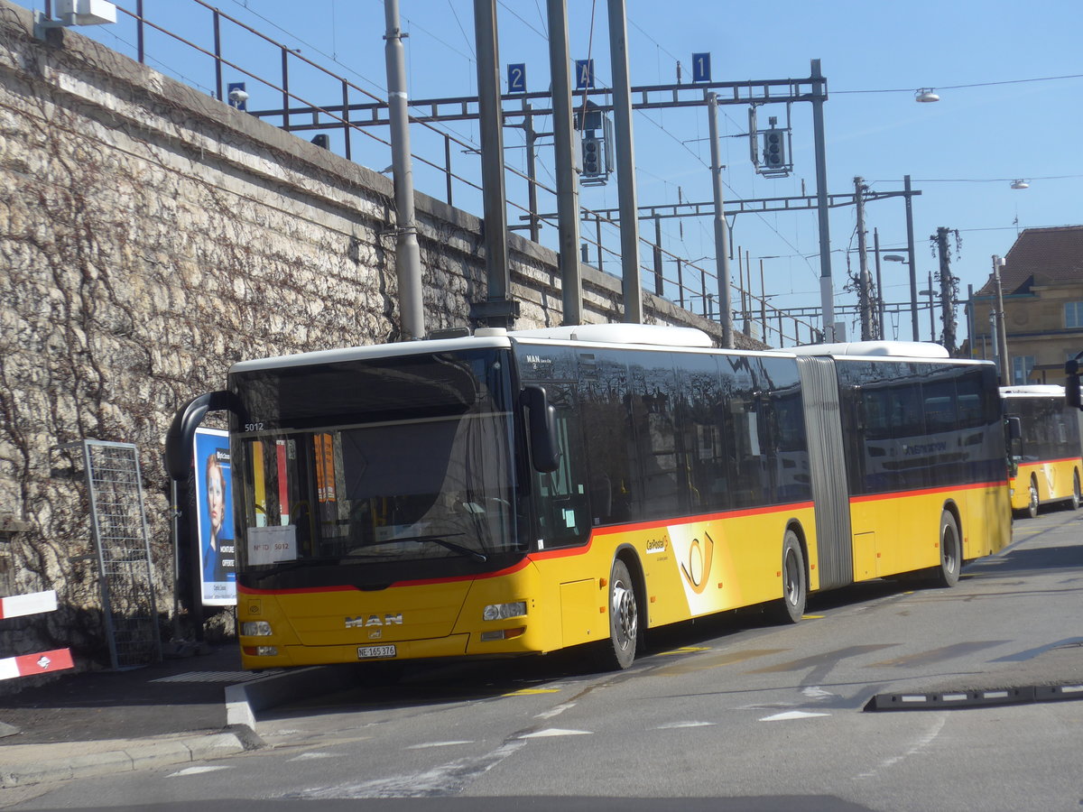 (224'557) - CarPostal Ouest - NE 165'376 - MAN (ex VD 495'042) am 29. Mrz 2021 beim Bahnhof Neuchtel