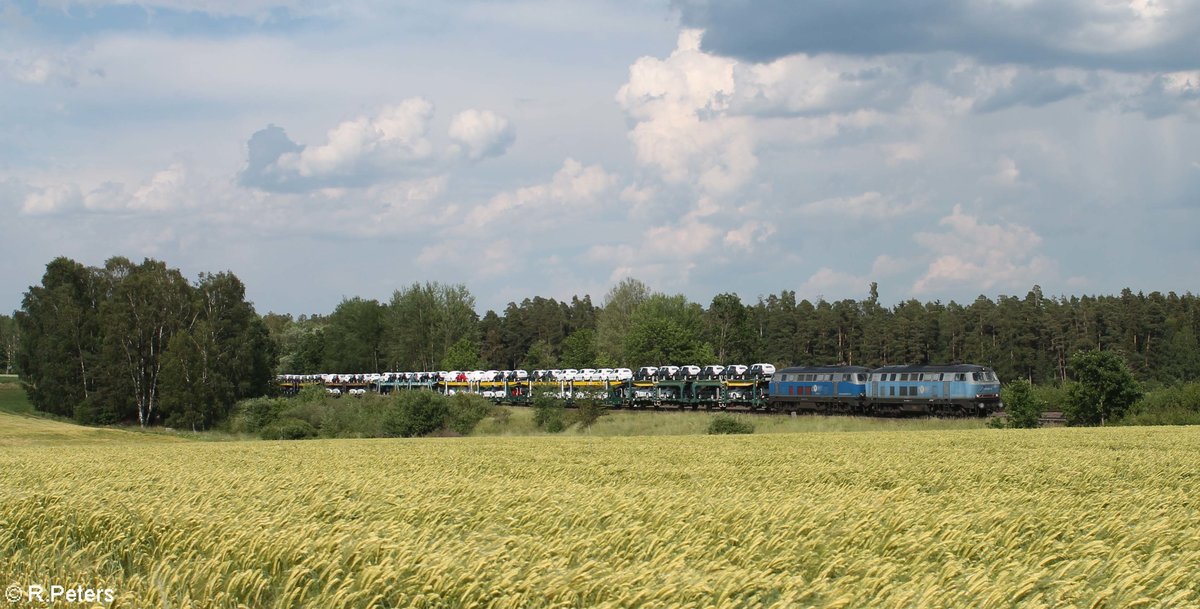 225 002 und 225 802 ziehen den Autozug von Glauchau nach Mnchen Hilbertshofen bei Schnfeld. 19.06.19