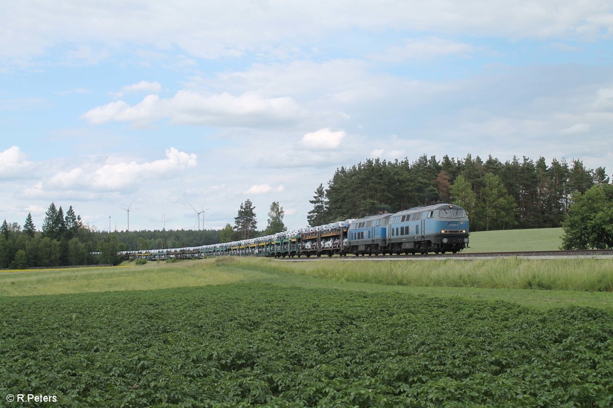 225 002 und 225 802 ziehen den VW Autozug Glauchau - München Milbertshofen bei Marktleuthen. 20.06.19