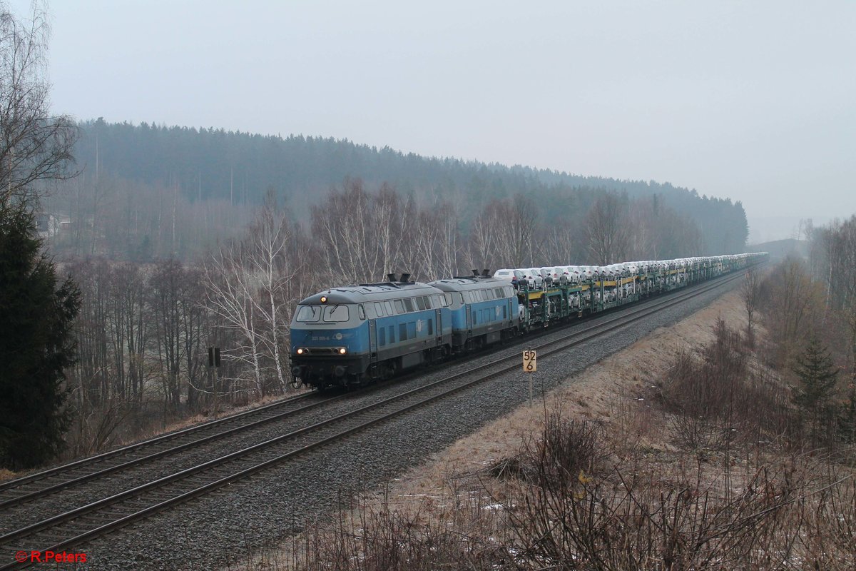 225 006 und 225 002 der EGP ziehen einen VW-Autozug von Mosel nach München kurz vor der Einfahrt in Marktredwitz (Oberfranken). 09.02.18