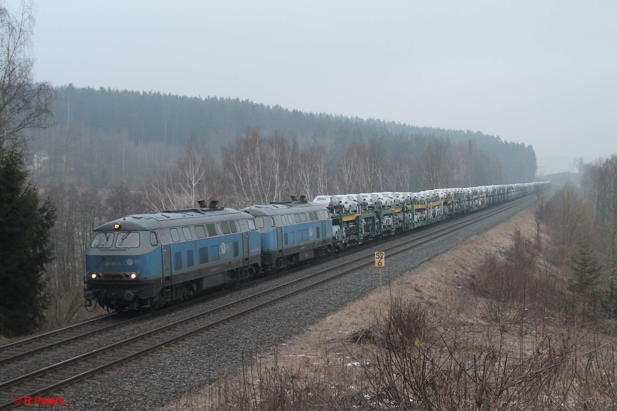 225 006 und 225 002 der EGP ziehen einen VW-Autozug von Mosel nach München kurz vor der Einfahrt in Marktredwitz (Oberfranken). 09.02.18