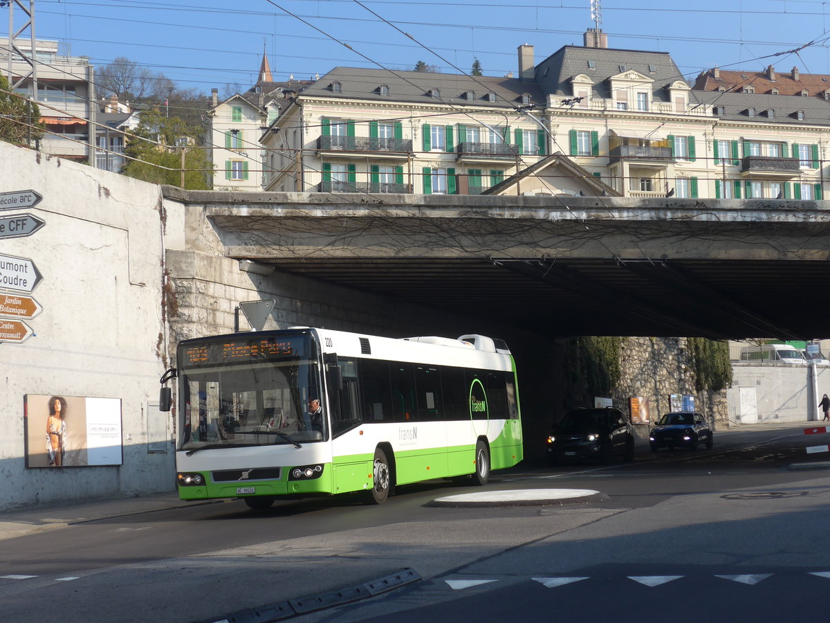 (225'008) - transN, La Chaux-de-Fonds - Nr. 220/NE 99'220 - Volvo (ex TN Neuchtel Nr. 220) am 17. April 2021 beim Bahnhof Neuchtel