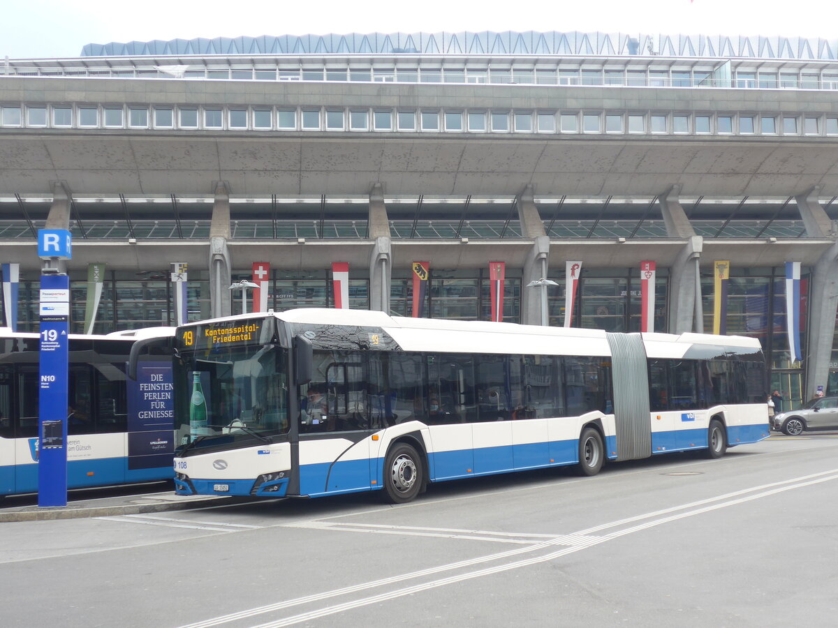 (225'098) - VBL Luzern - Nr. 108/LU 15'052 - Solaris am 18. April 2021 beim Bahnhof Luzern