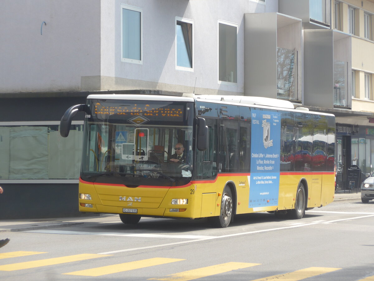 (225'155) - MOB Montreux - Nr. 29/VS 357'035 - MAN am 19. April 2021 beim Bahnhof Villeneuve