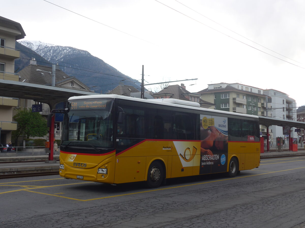 (225'176) - PostAuto Wallis - VS 445'902 - Iveco am 19. April 2021 beim Bahnhof Brig