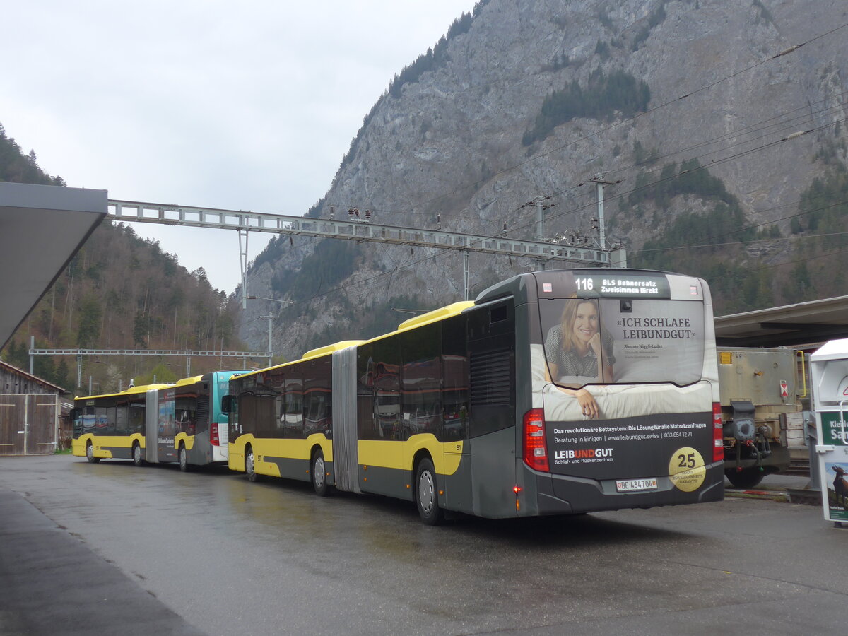 (225'243) - STI Thun - Nr. 704/BE 434'704 - Mercedes am 26. April 2021 beim Bahnhof Wimmis