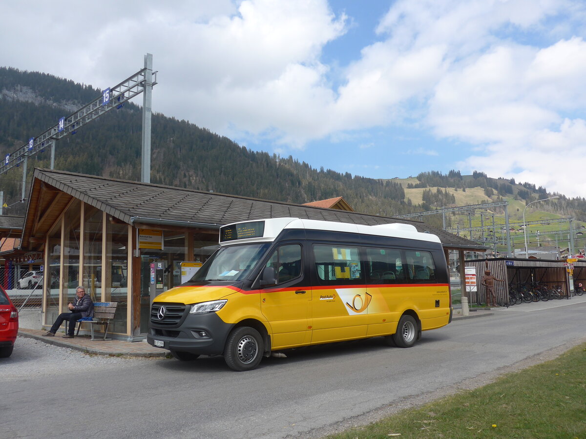 (225'310) - Tritten, Zweisimmen - BE 871'998 - Mercedes am 27. April 2021 beim Bahnhof Zweisimmen