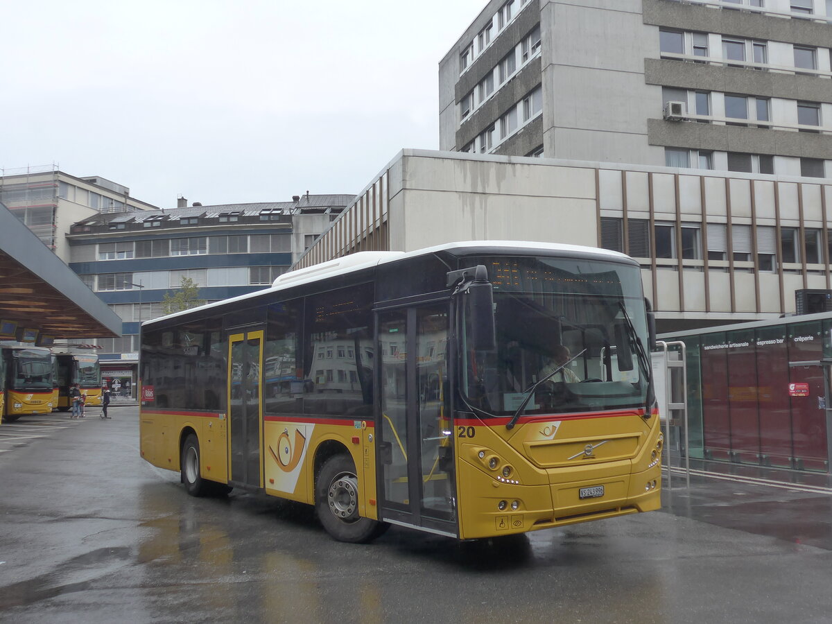 (225'497) - PostAuto Wallis - Nr. 20/VS 243'996 - Volvo am 1. Mai 2021 beim Bahnhof Sion