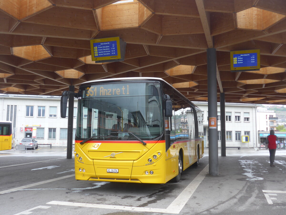 (225'500) - Buchard, Leytron - Nr. 261/VS 84'254 - Volvo am 1. Mai 2021 beim Bahnhof Sion