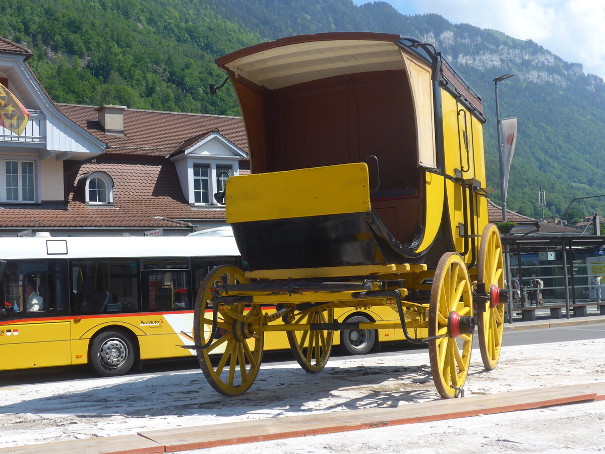 (225'834) - Postkutsche - Nr. 1832 - am 11. Juni 2021 beim Bahnhof Interlaken Ost