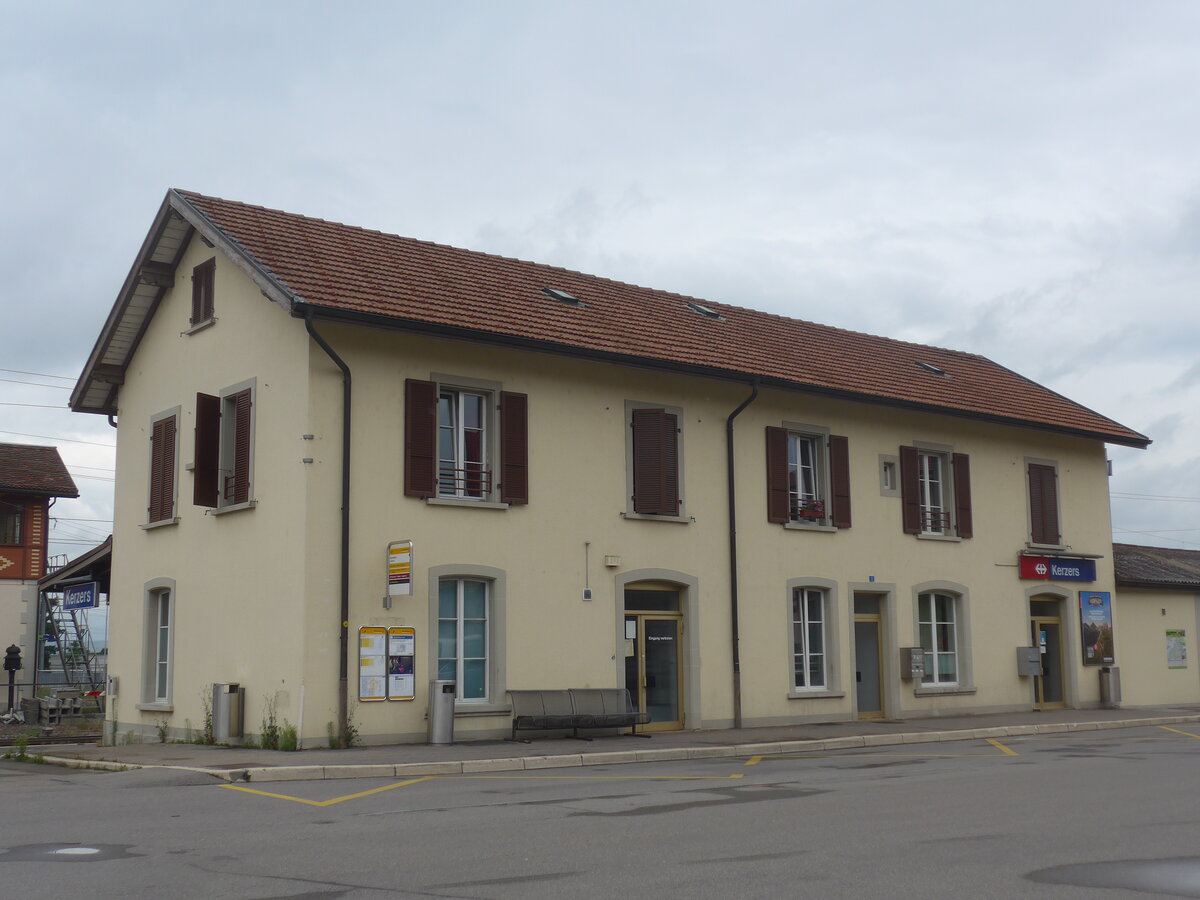 (226'207) - Der Bahnhof Kerzers am 4. Juli 2021