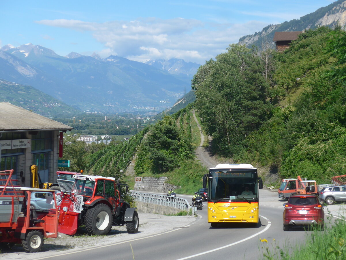 (226'561) - Lathion, Sion - Nr. 8/VS 444'334 - Volvo am 17. Juli 2021 in Sion, Route de Nendaz