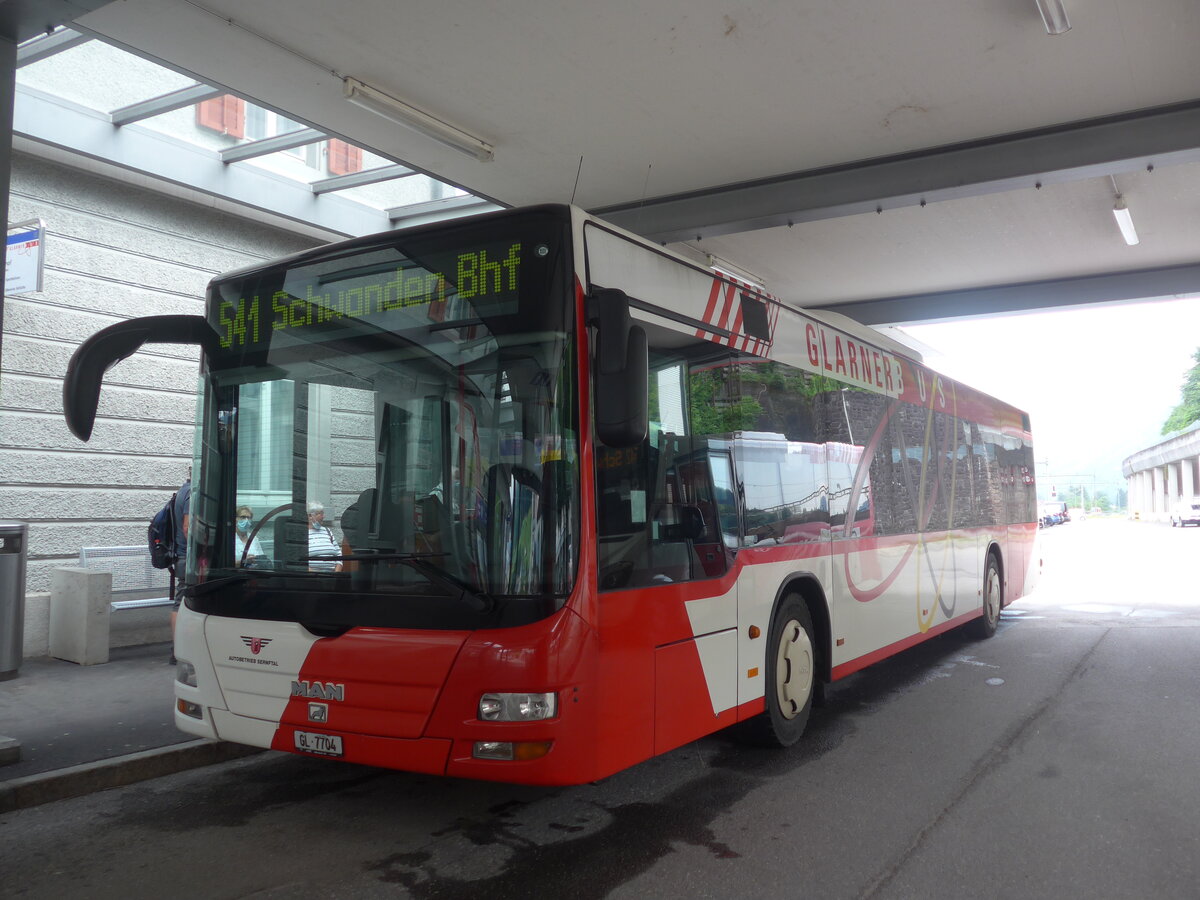 (226'761) - AS engi - Nr. 4/GL 7704 - MAN am 25. Juli 2021 beim Bahnhof Schwanden