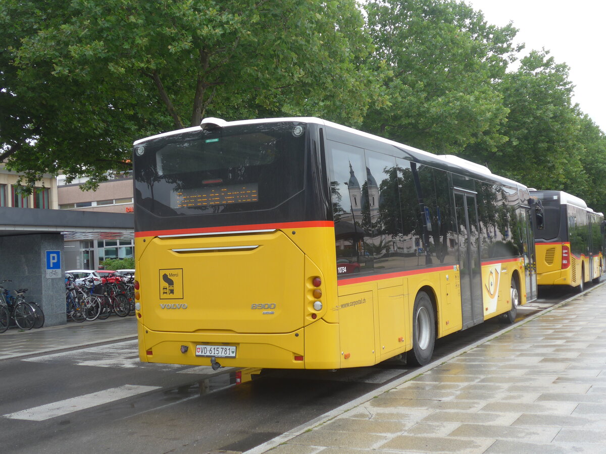 (226'873) - CarPostal Ouest - VD 615'781 - Volvo (ex Favre, Avenches) am 1. August 2021 beim Bahnhof Yverdon