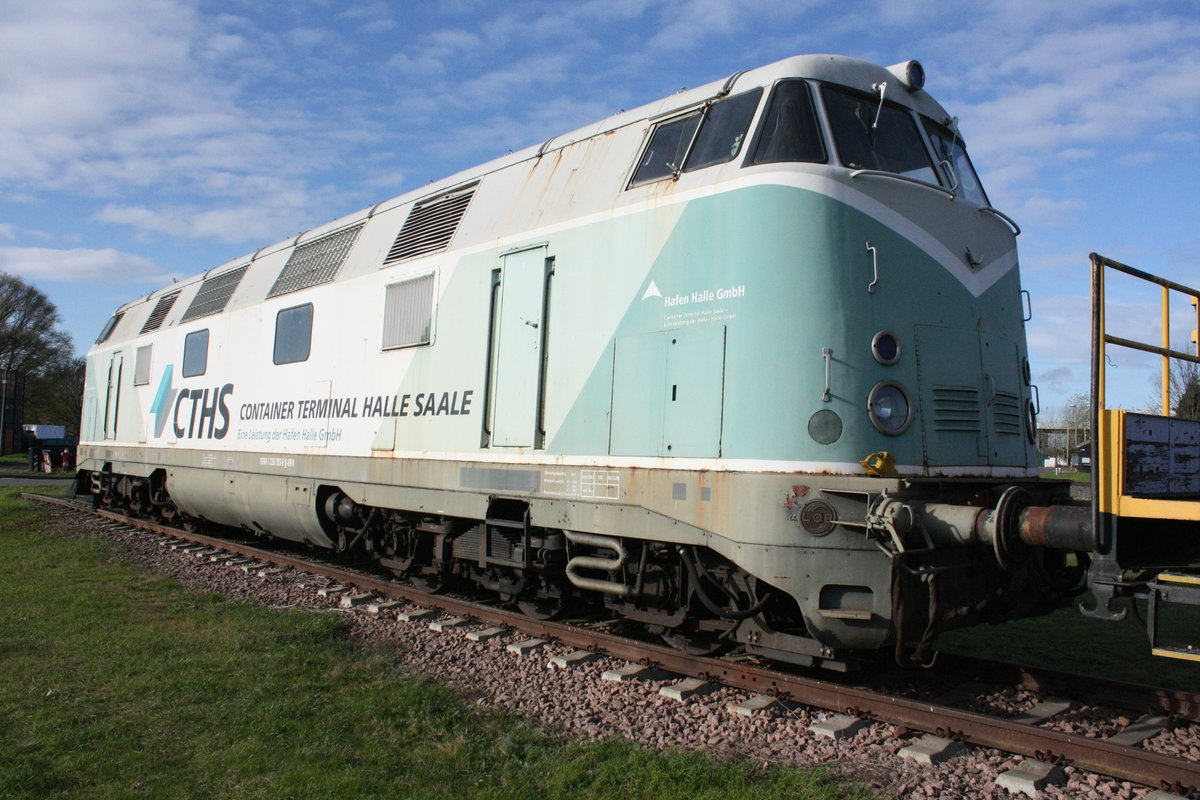 228 203 abgestellt im Saalehafen in Halle-Trotha am 16.11.20