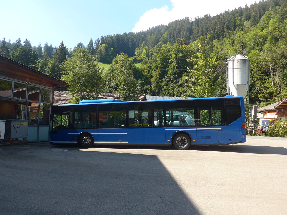 (228'017) - Tritten, Zweisimmen - BE 633'034 - Mercedes (ex AFA Adelboden Nr. 94) am 13. September 2021 in Zweisimmen, Garage