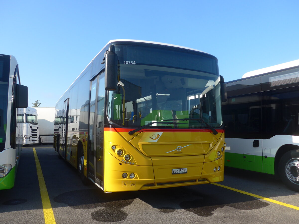 (228'058) - CarPostal Ouest - VD 615'781 - Volvo (ex Favre, Avenches) am 18. September 2021 in Kerzers, Interbus