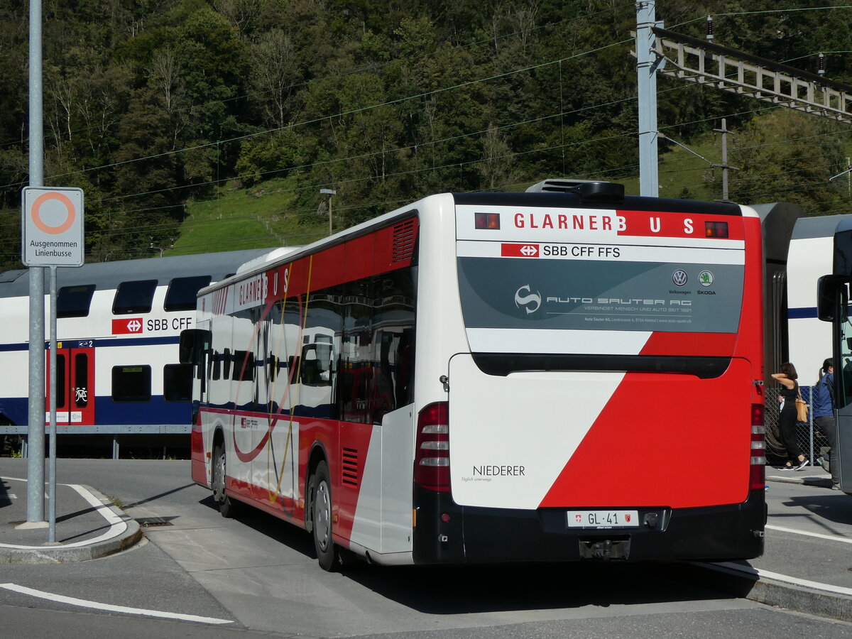 (228'599) - Niederer, Filzbach - Nr. 27/GL 41 - Mercedes am 2. Oktober 2021 beim Bahnhof Ziegelbrcke