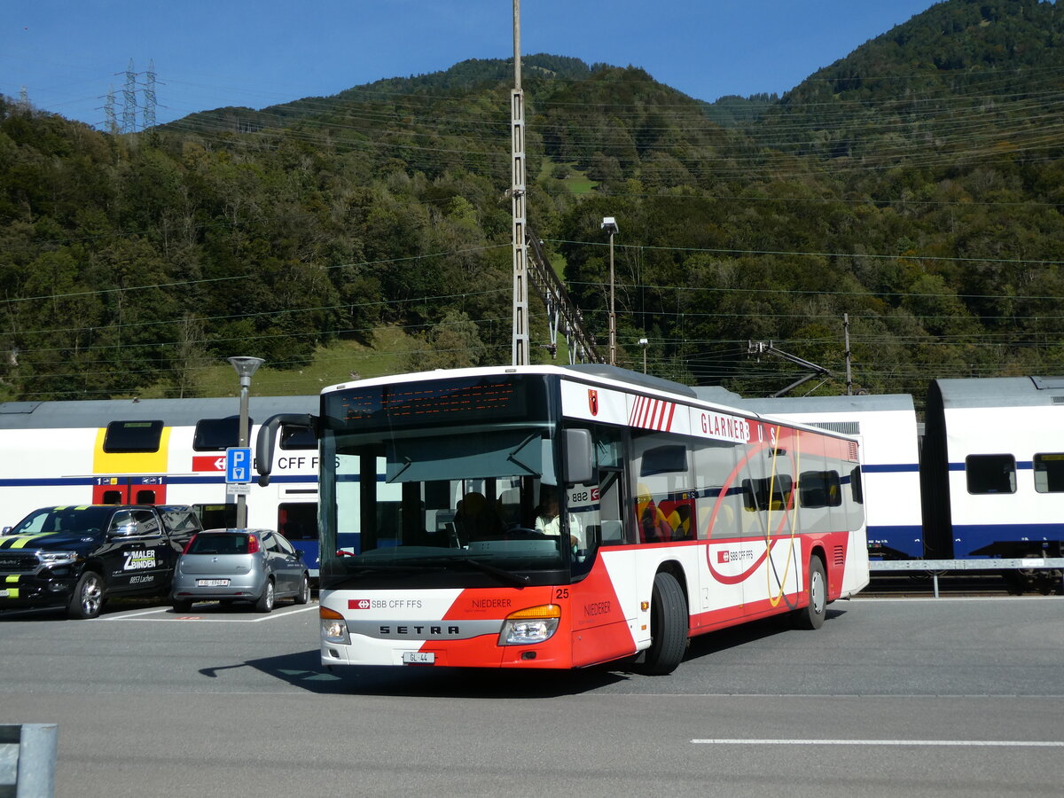 (228'600) - Niederer, Filzbach - Nr. 25/GL 44 - Setra am 2. Oktober 2021 beim Bahnhof Ziegelbrcke