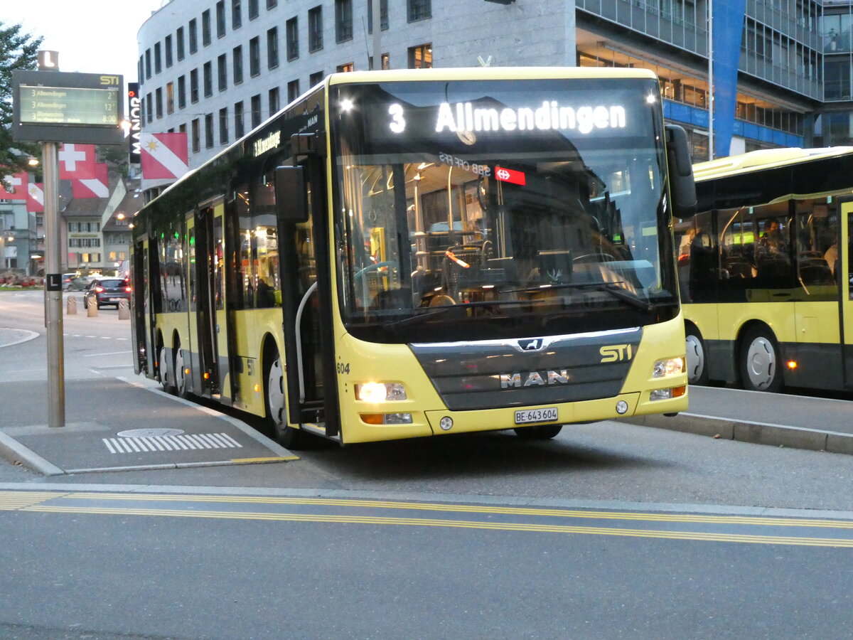 (228'735) - STI Thun - Nr. 604/BE 643'604 - MAN am 6. Oktober 2021 beim Bahnhof Thun