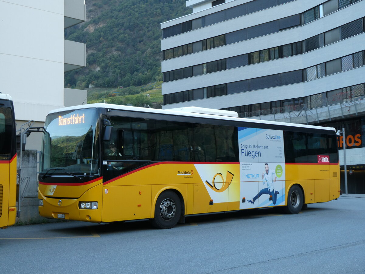 (228'799) - PostAuto Wallis - VS 415'900 - Irisbus am 10. Oktober 2021 beim Bahnhof Visp