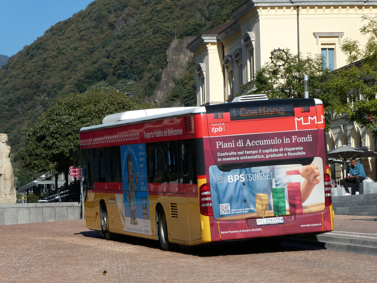 (229'210) - AutoPostale Ticino - TI 228'015 - Mercedes am 14. Oktober 2021 beim Bahnhof Bellinzona