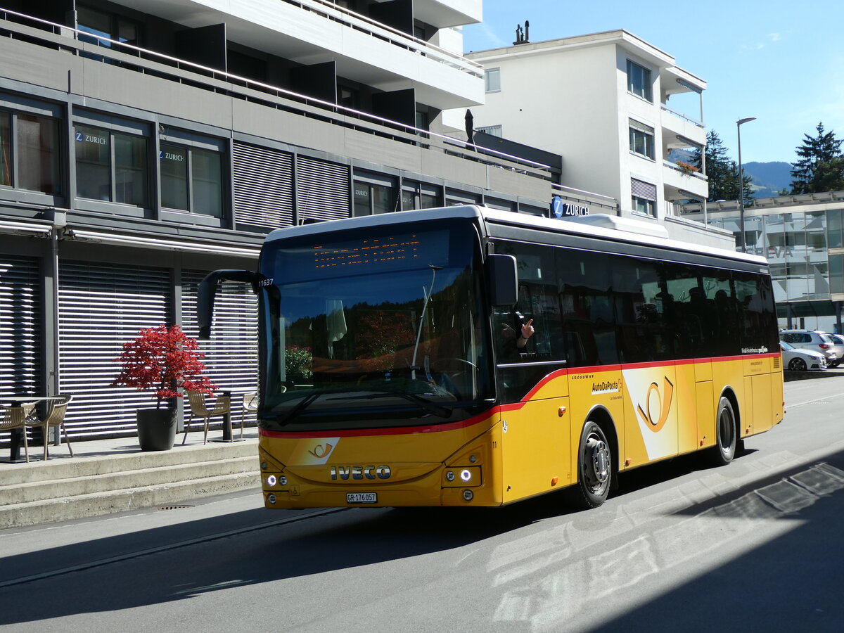 (229'270) - Fontana, Ilanz - Nr. 11/GR 176'057 - Iveco am 15. Oktober 2021 in Ilanz, Bahnhofstrasse