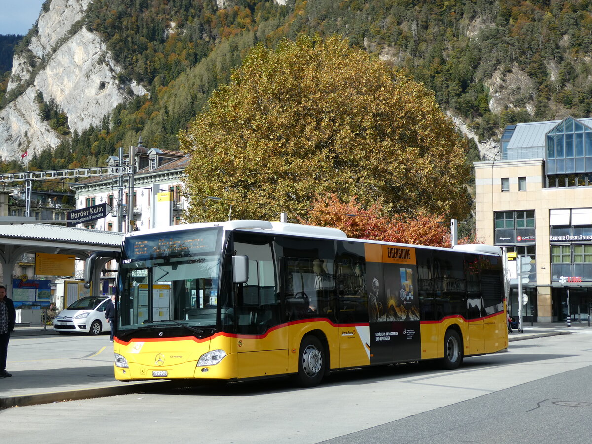 (229'462) - PostAuto Bern - BE 610'543 - Mercedes am 19. Oktober 2021 beim Bahnhof Interlaken West