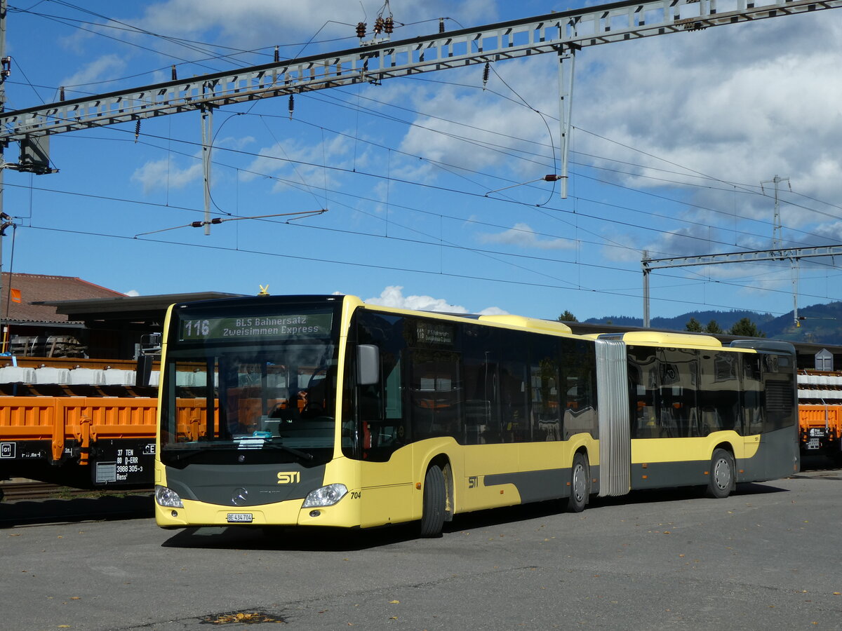 (229'553) - STI Thun - Nr. 704/BE 434'704 - Mercedes am 21. Oktober 2021 beim Bahnhof Wimmis