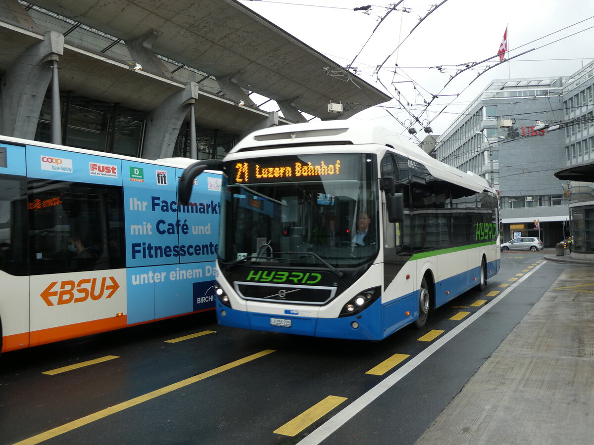 (229'701) - VBL Luzern - Nr. 79/LU 250'225 - Volvo am 22. Oktober 2021 beim Bahnhof Luzern